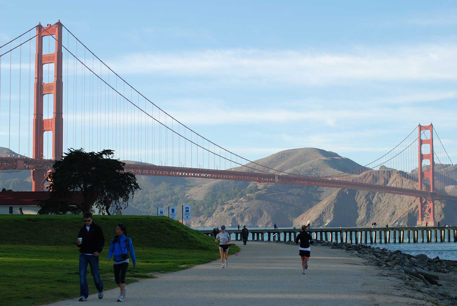 Joggers Golden Gate Bridge