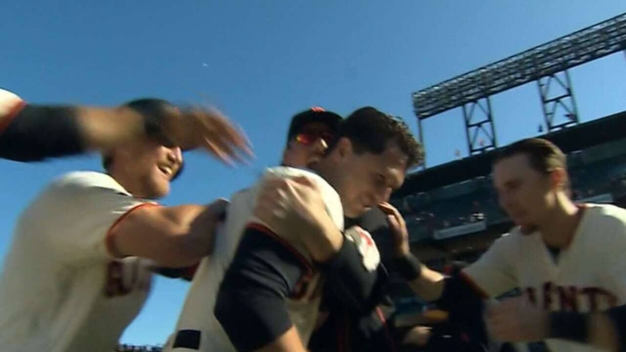 Giants, Posey walk their way to extra-inning win