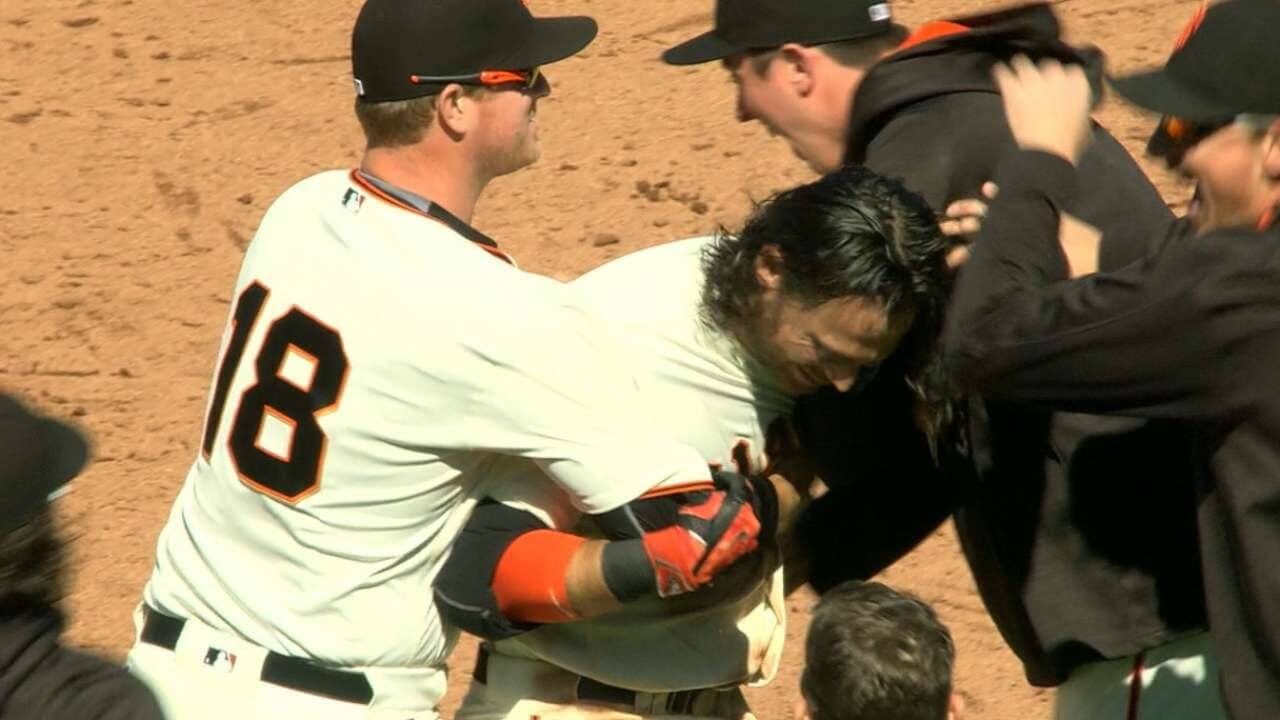 Giants sweep Padres behind second-straight walk-off